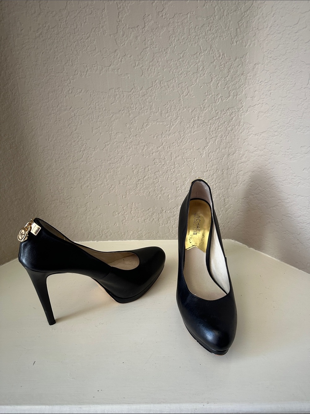 Michael Kors Black Leather Stiletto Pumps with Gold MK on Heel SZ 9.5 - Picture 3 of 10